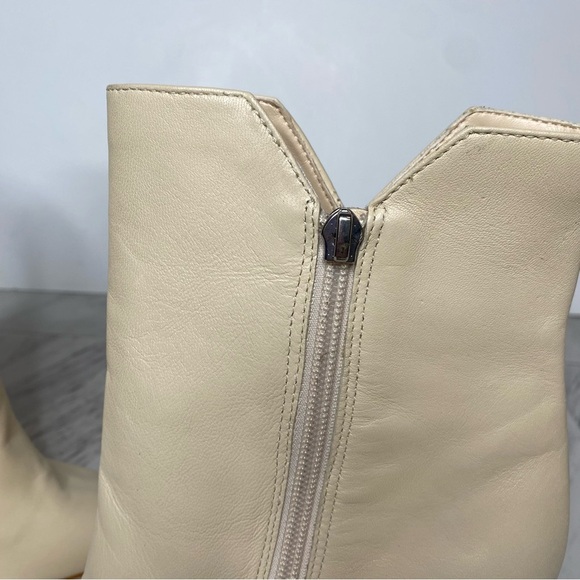 Schutz Betsey Eggshell Leather Pointy Toe Heeled Bootie 8 1/2 B - Picture 8 of 16